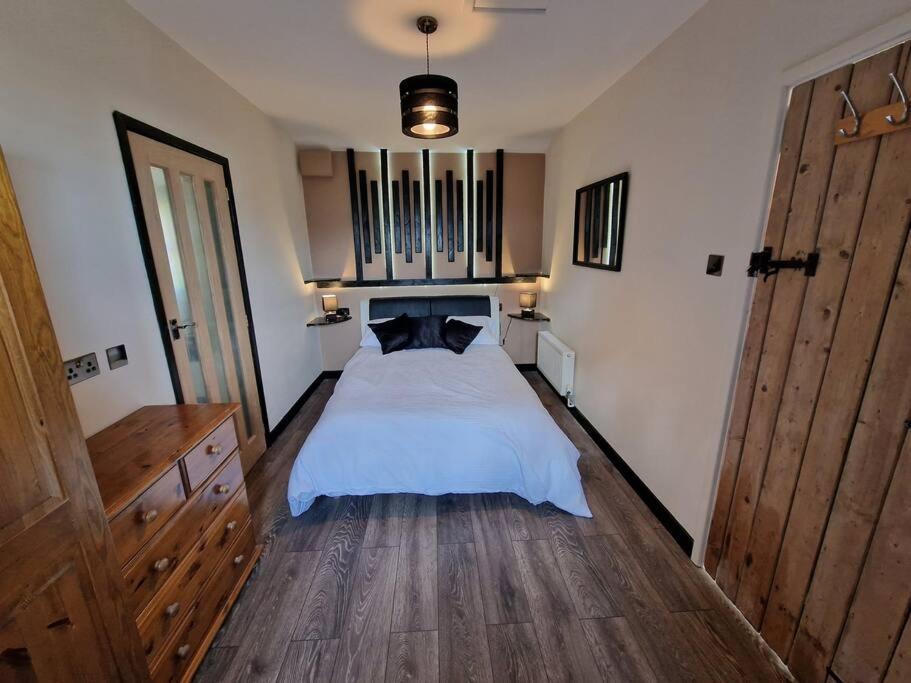 Swallows Nest Guest House - With Hot Tub أبرجافني المظهر الخارجي الصورة